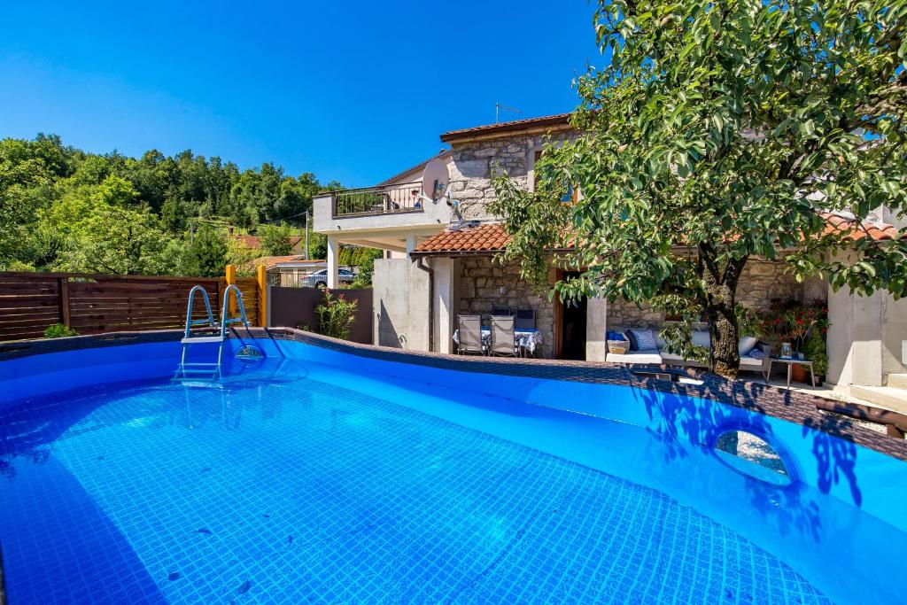 A piscina localizada em Rural holiday home Stankolina Opatija ou nos arredores
