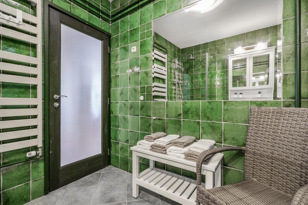 BpR Golden Corner Suite with balcony & A/C - Deluxe Apartment