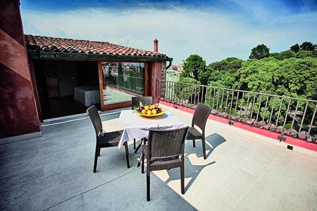 a table with a bowl of fruit on a balcony at Hotel Santa Chiara in Venice