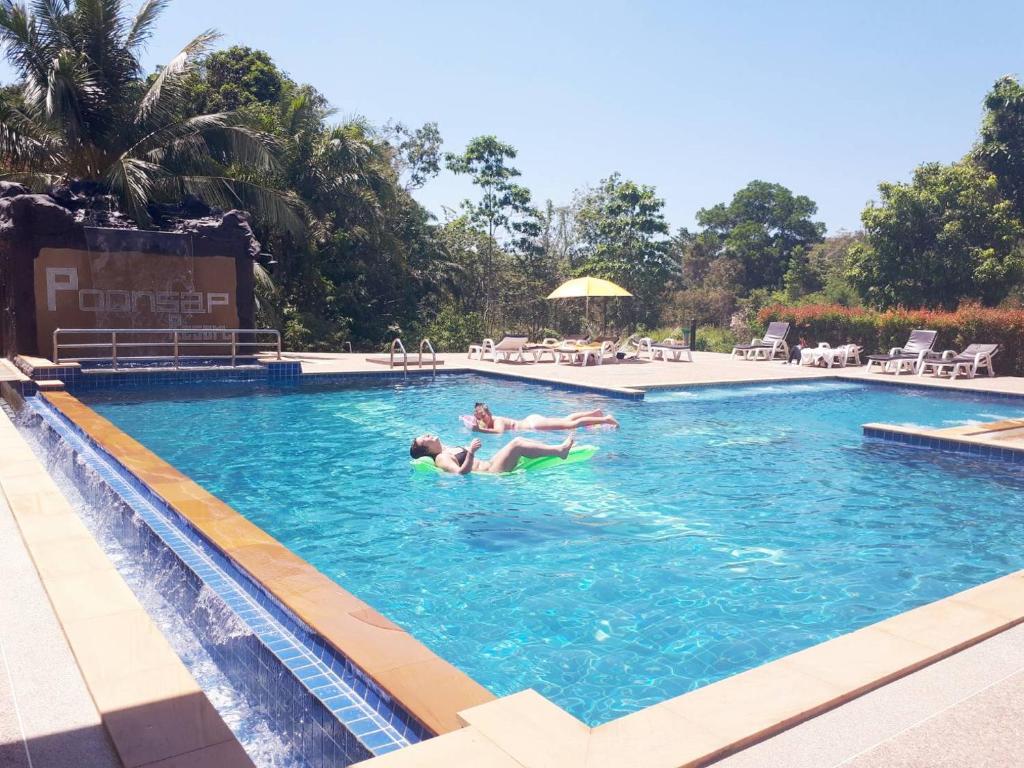 Bazén v ubytování Poonsap Resort nebo v jeho okolí