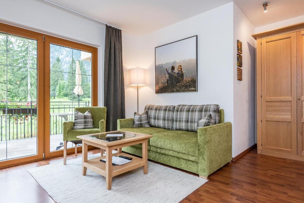 A seating area at Alpenvital Tirol Appartements