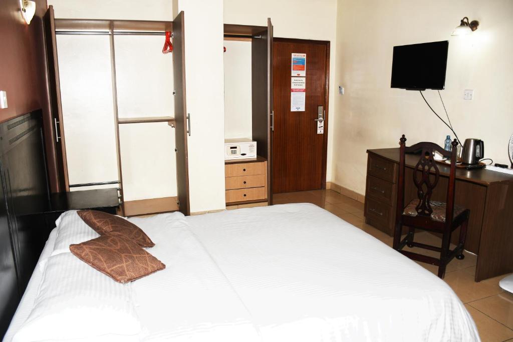 TV a/nebo společenská místnost v ubytování Jamia Central Hotel