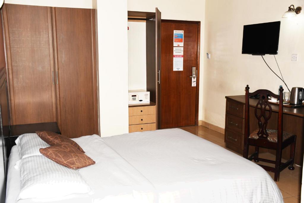 Postel nebo postele na pokoji v ubytování Jamia Central Hotel