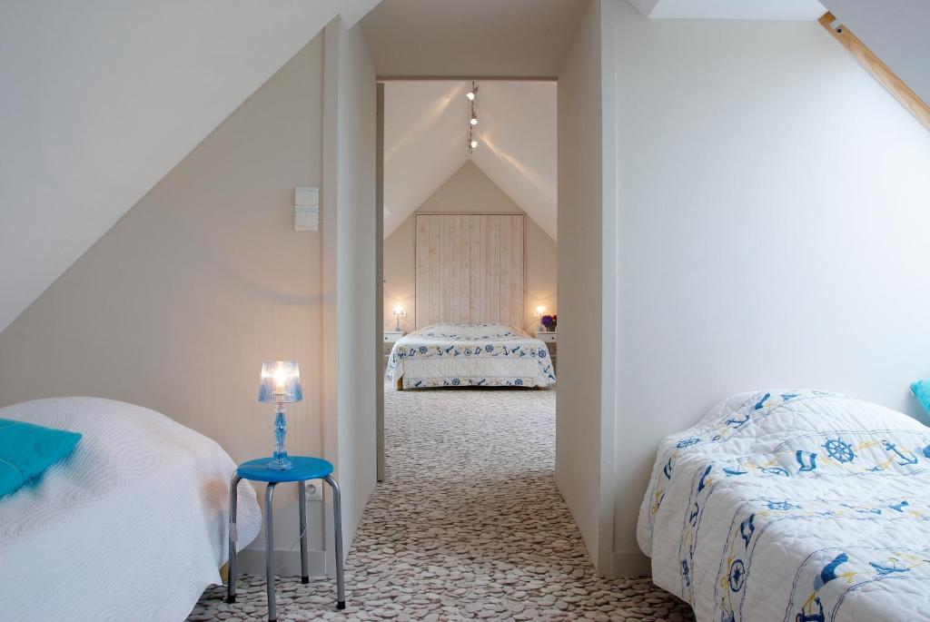 Postel nebo postele na pokoji v ubytování Logis Hôtel Vent d'Iroise