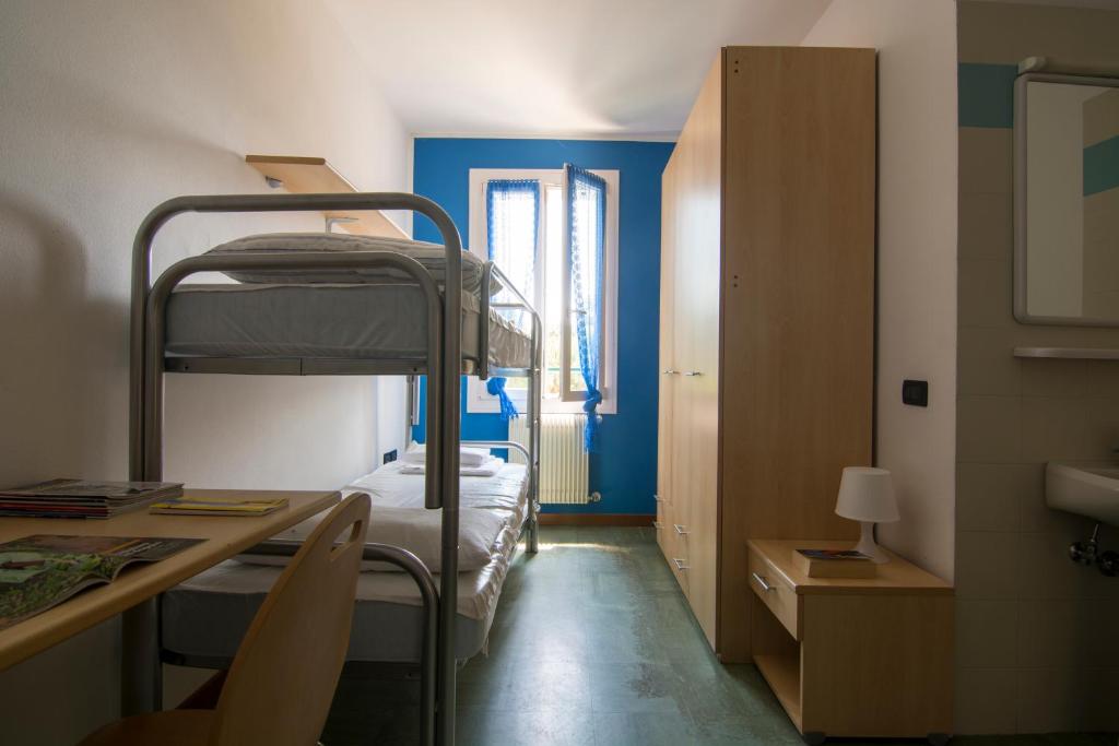 Letto o letti in una camera di Ostello Bassano Del Grappa
