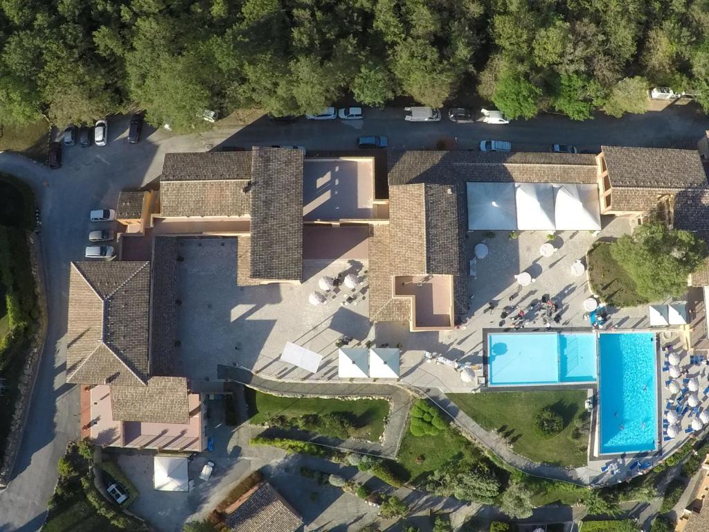 Bazén v ubytovaní Borgo Magliano Resort alebo v jeho blízkosti