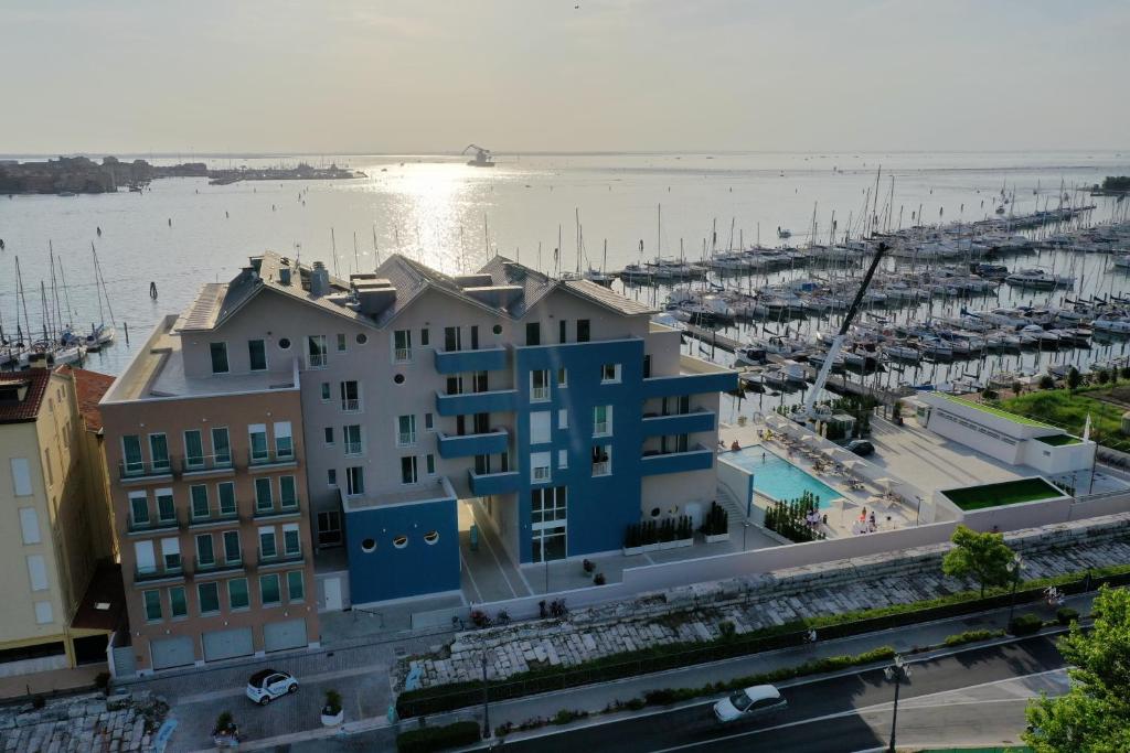 una vista aérea de un puerto deportivo con barcos en Mosella Suite Hotel, en Sottomarina