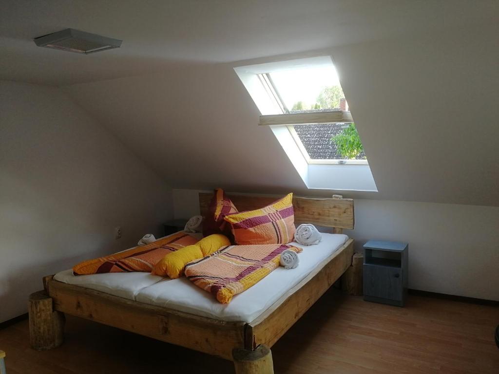 a bedroom with a bed with a skylight at Margaréta Étterem és Vendéghàz Gasthaus in Balatonberény