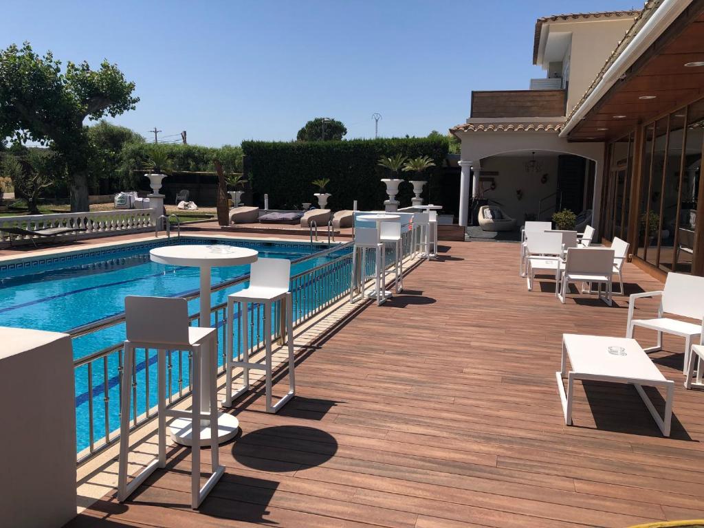 Bazén v ubytování Hotel & Restaurant Figueres Parc nebo v jeho okolí
