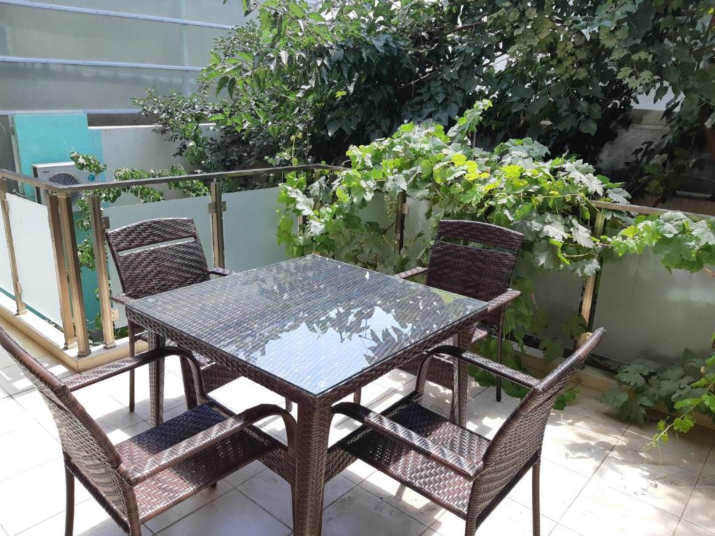 ein Tisch und Stühle auf einem Balkon in der Unterkunft Charming 2 Bedroom Apartment near the City's Biggest Mall in Baku