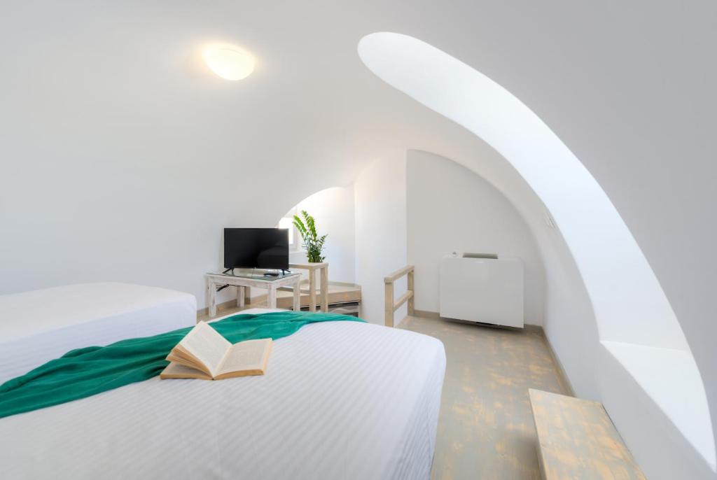 Postel nebo postele na pokoji v ubytování Crystal Villas Santorini