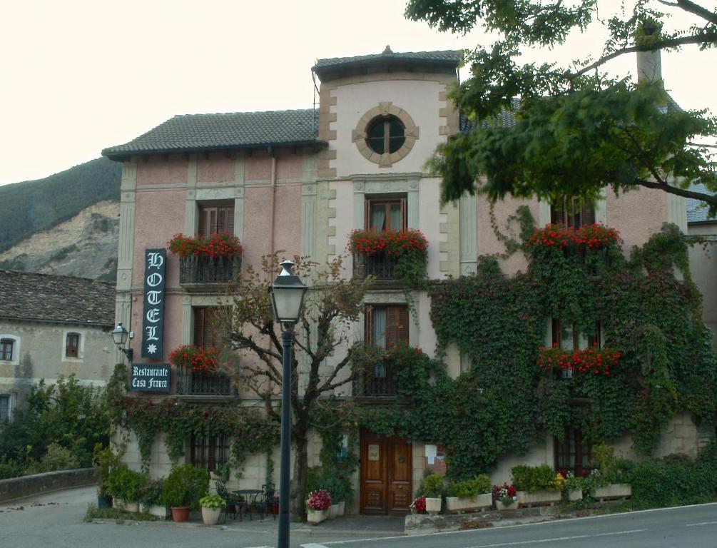 un edificio con plantas a su lado en Hotel Casa Frauca, en Sarvisé