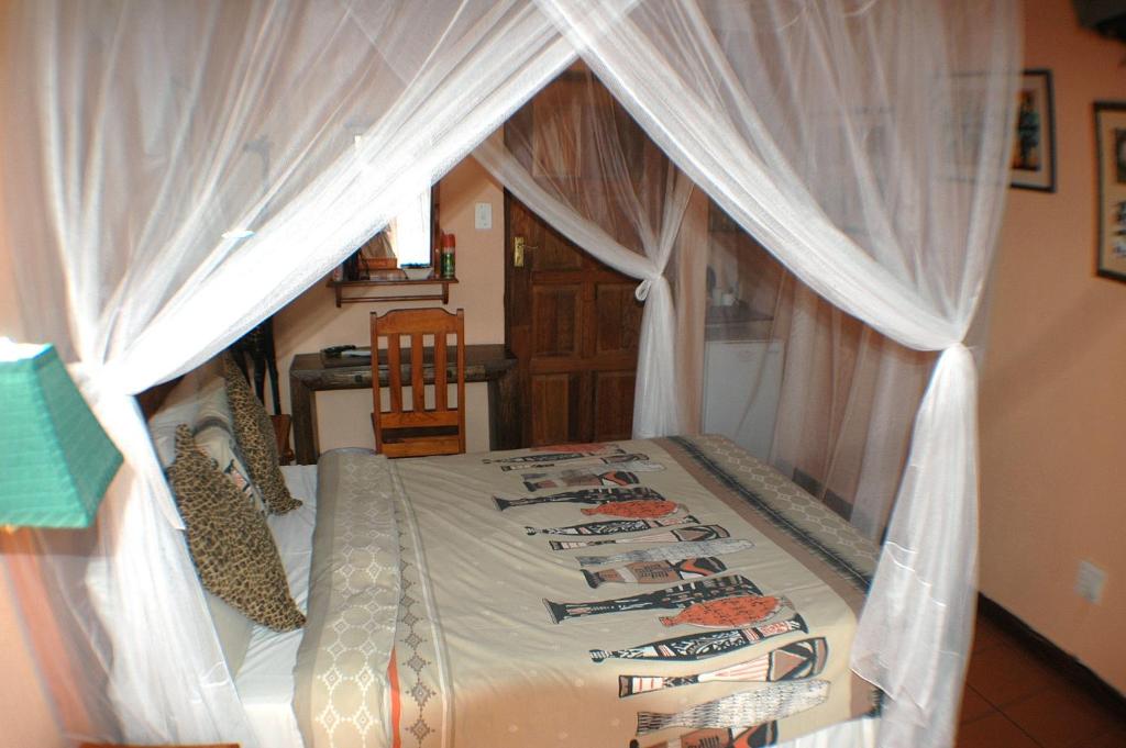Postel nebo postele na pokoji v ubytování Trees Too Guest Lodge