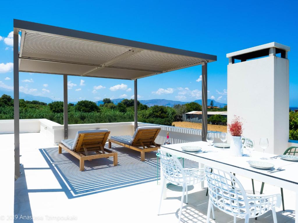 Balcone o terrazza di Mikro Livadi Special Lodges - Has an Eco Salt water pool - 150m from the beach