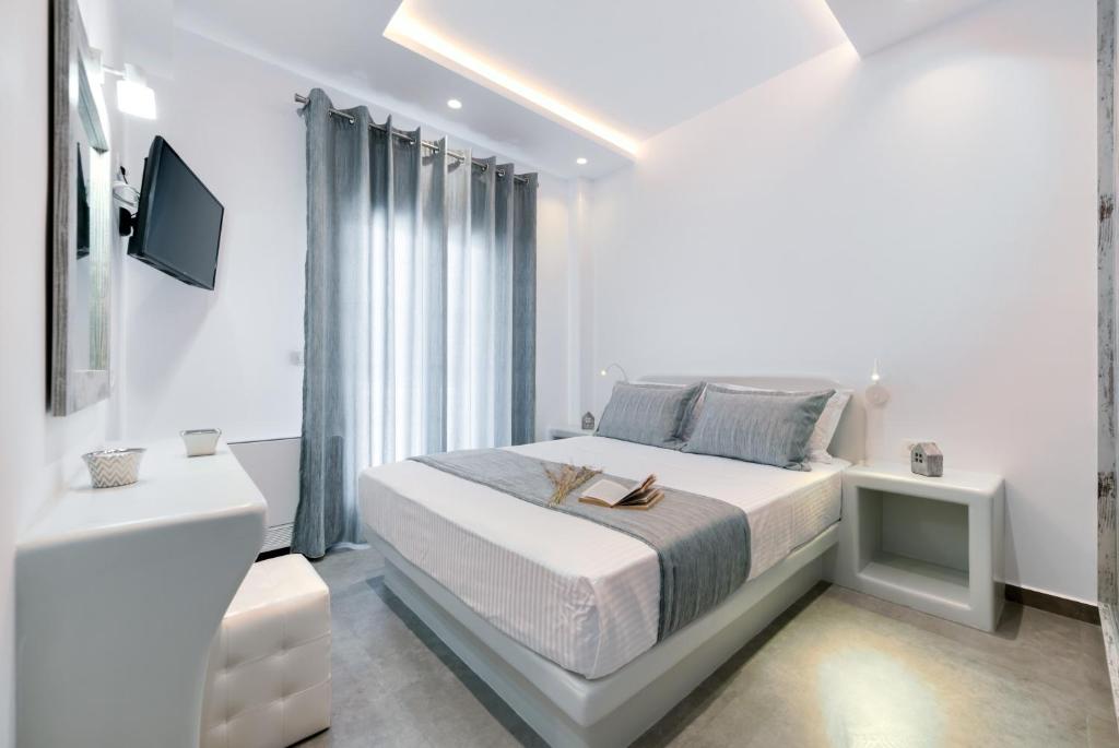 Postel nebo postele na pokoji v ubytování Crystal Villas Santorini