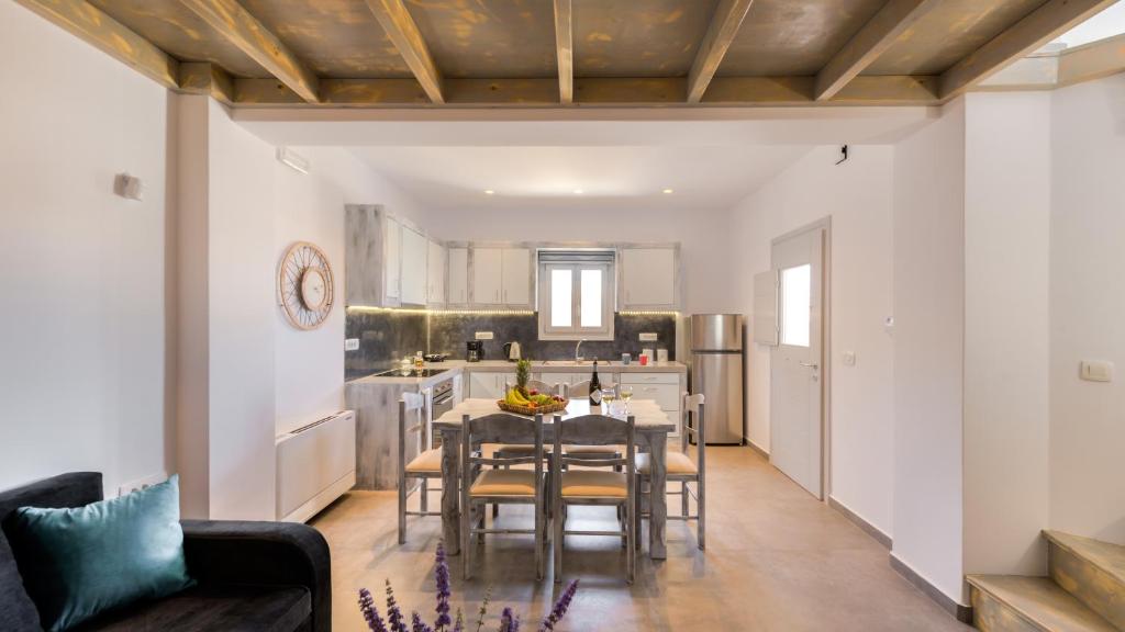 Kuchyň nebo kuchyňský kout v ubytování Crystal Villas Santorini