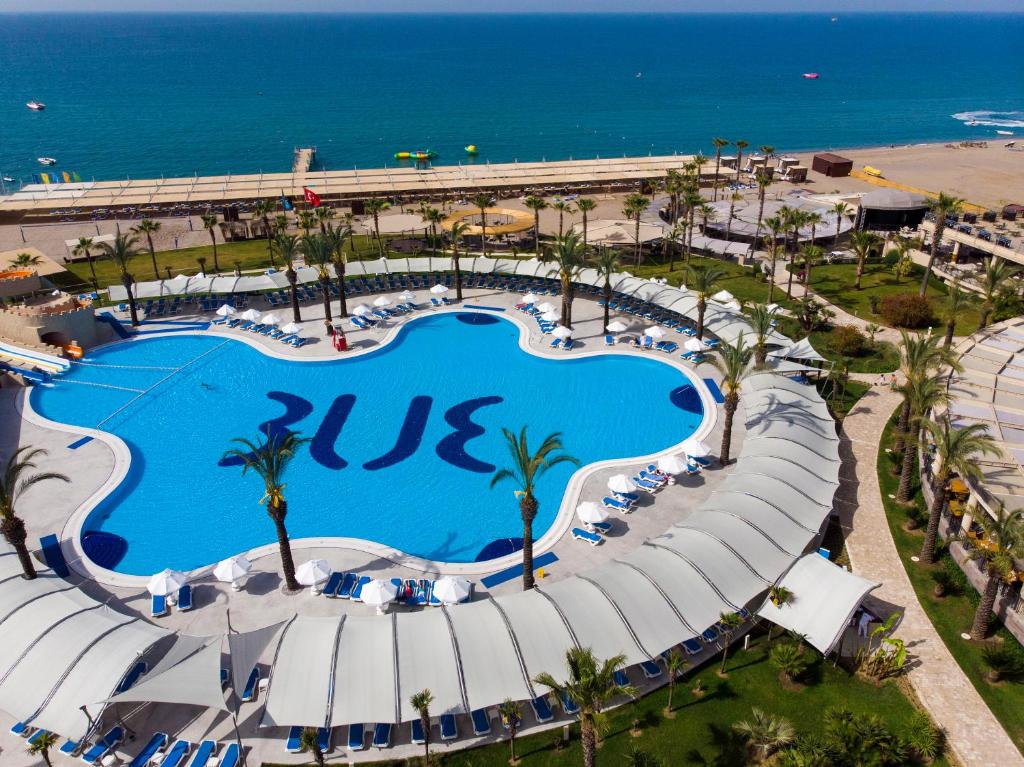 Bazén v ubytování TUI BLUE Palm Garden nebo v jeho okolí