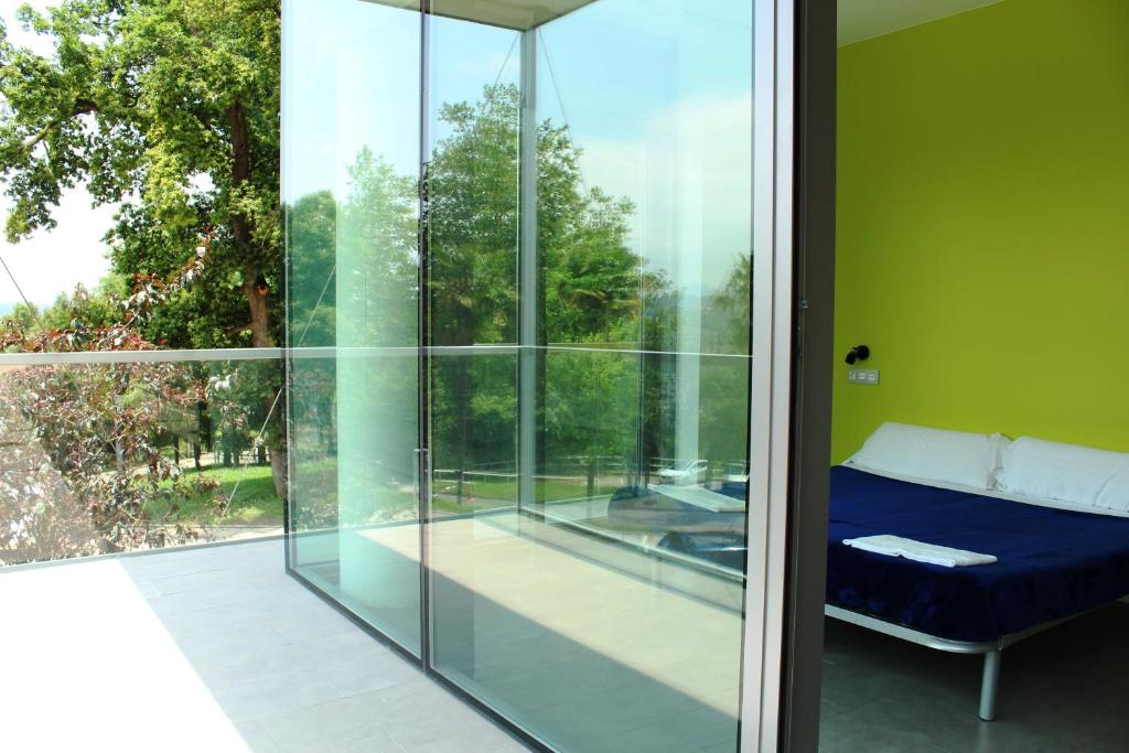 Habitación de cristal con cama y ventana en UBA Hostel, en San Sebastián