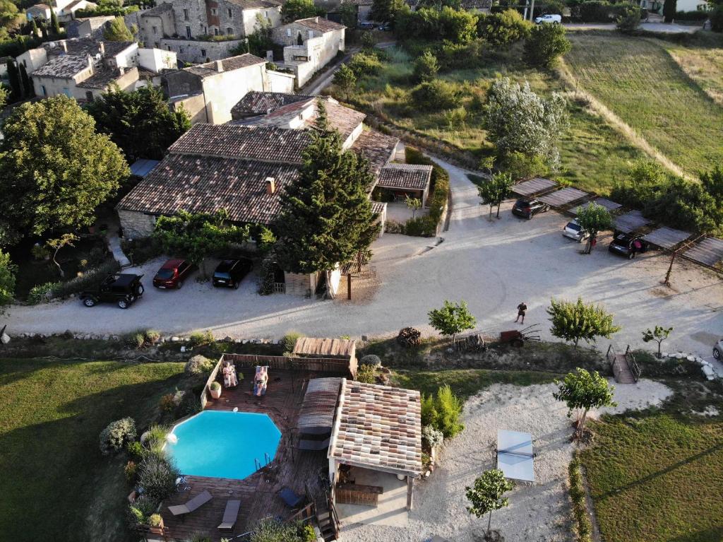an aerial view of a house with a swimming pool at Lou mas li Pitchoun "Le cortassien " in Gordes