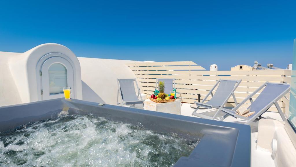 Bazén v ubytování Crystal Villas Santorini nebo v jeho okolí
