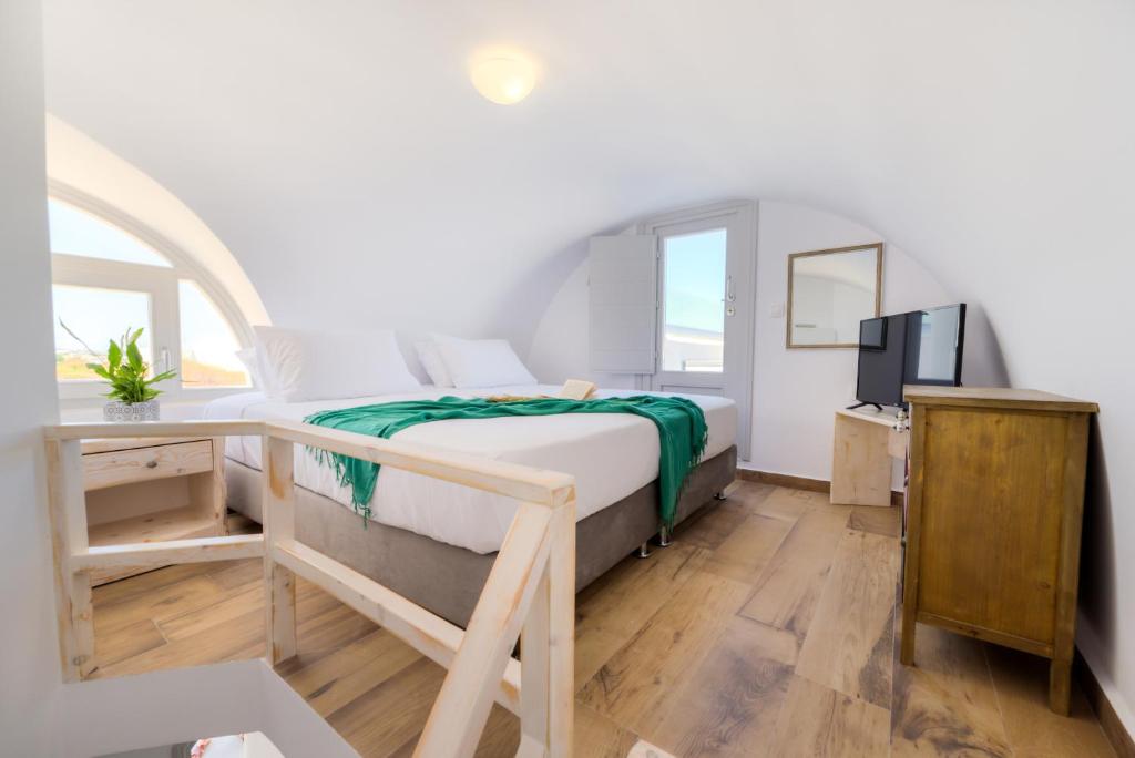 TV a/nebo společenská místnost v ubytování Crystal Villas Santorini