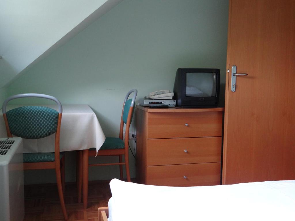 Televiisor ja/või meelelahutuskeskus majutusasutuses Rooms Hochkraut