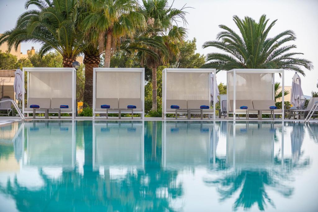 Bazén v ubytování Tomir Portals Suites - Adults Only nebo v jeho okolí