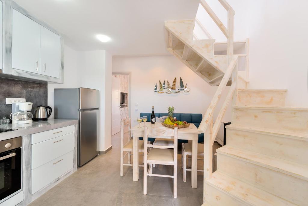 Kuchyň nebo kuchyňský kout v ubytování Crystal Villas Santorini