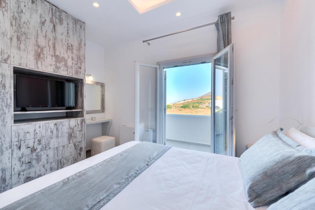 Postel nebo postele na pokoji v ubytování Crystal Villas Santorini