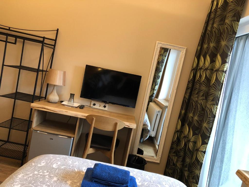 TV a/nebo společenská místnost v ubytování Veeriku Villa