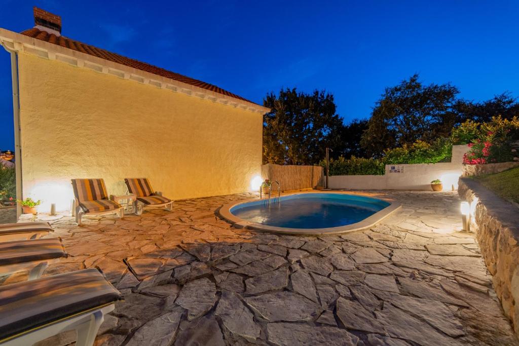 Bazén v ubytování Holiday Home Tina nebo v jeho okolí
