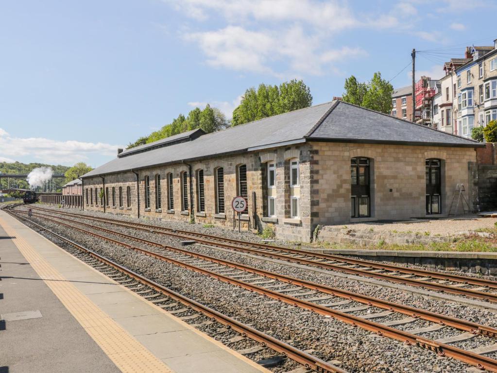 una vecchia stazione ferroviaria con binario e un edificio di Repton Engine Shed a Whitby