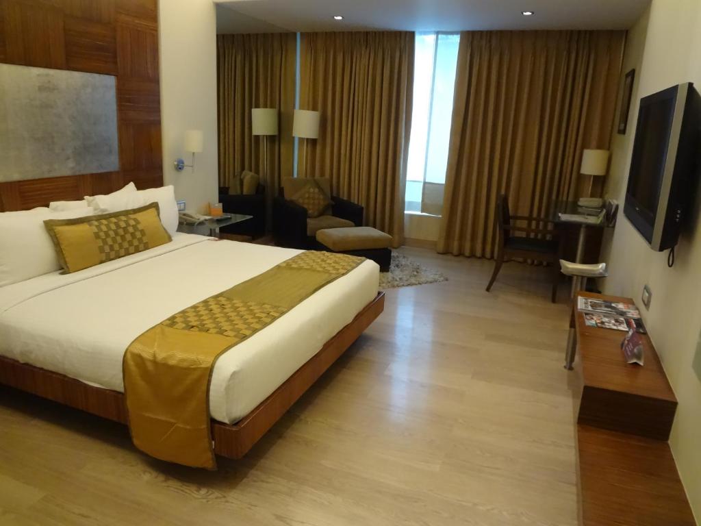 TV a/nebo společenská místnost v ubytování Mirage Hotel, Mumbai International Airport