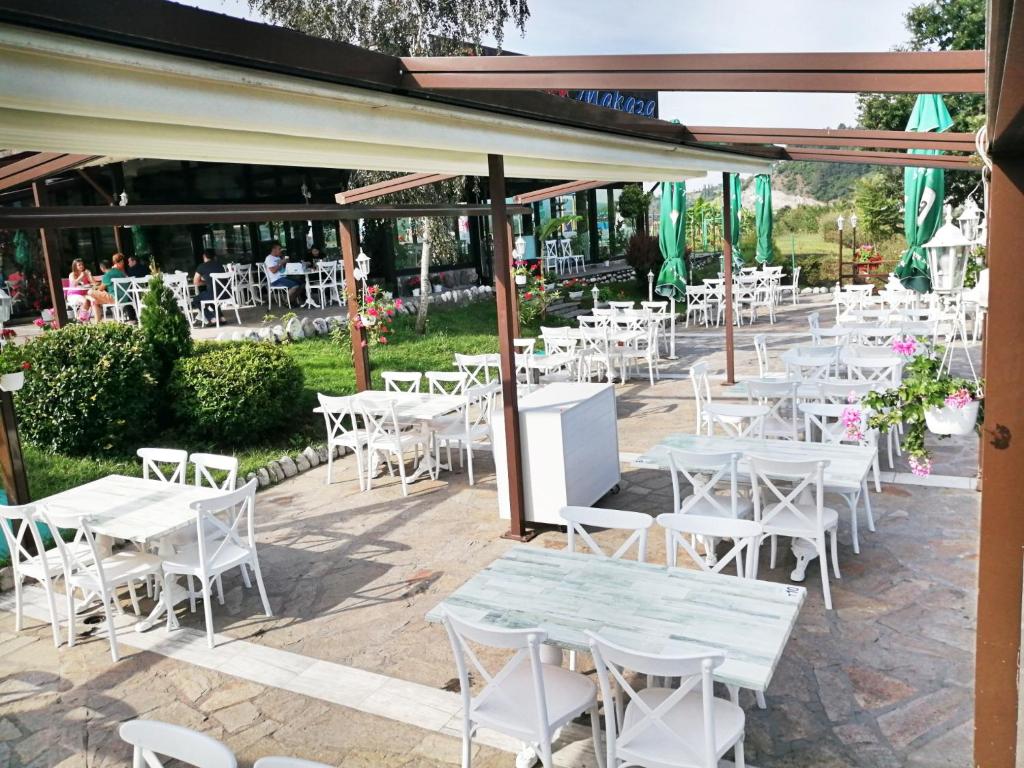 Restaurace v ubytování Makaza Complex