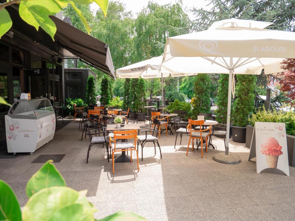 Vonkajšia záhrada v ubytovaní Hotel Vienna