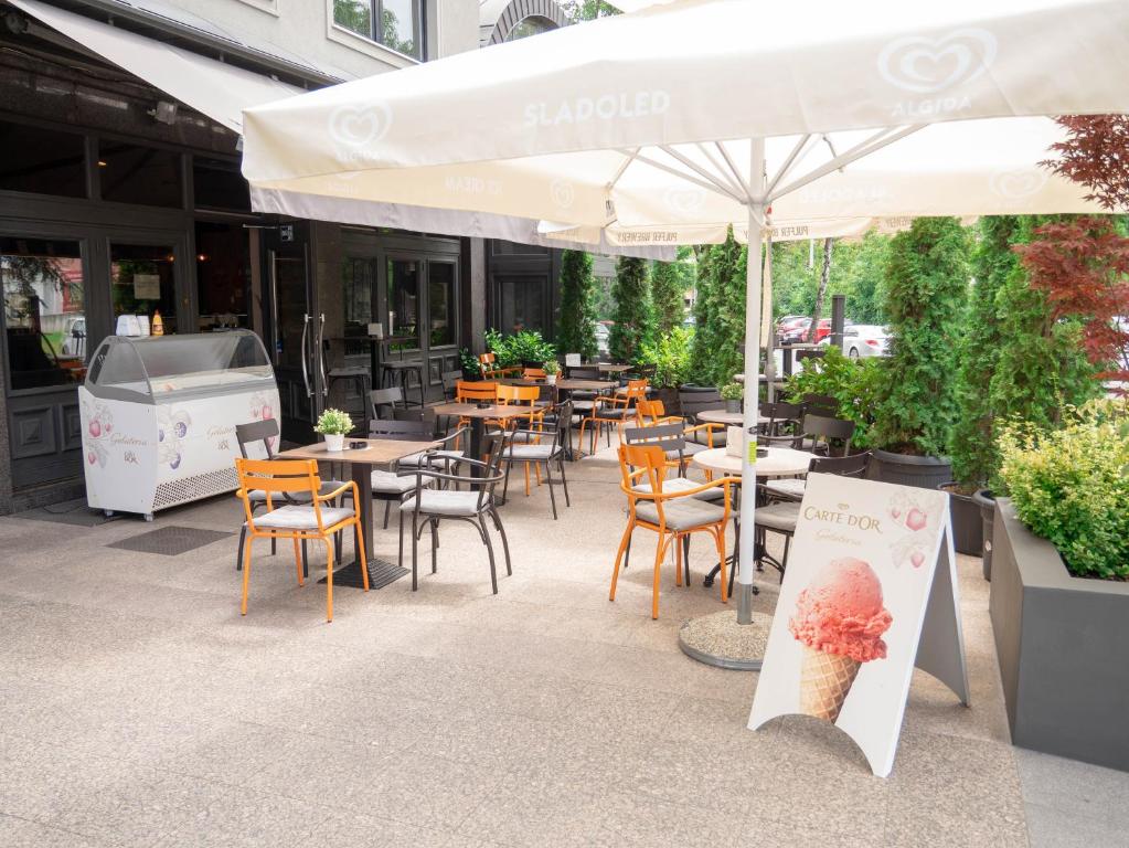 Reštaurácia alebo iné gastronomické zariadenie v ubytovaní Hotel Vienna