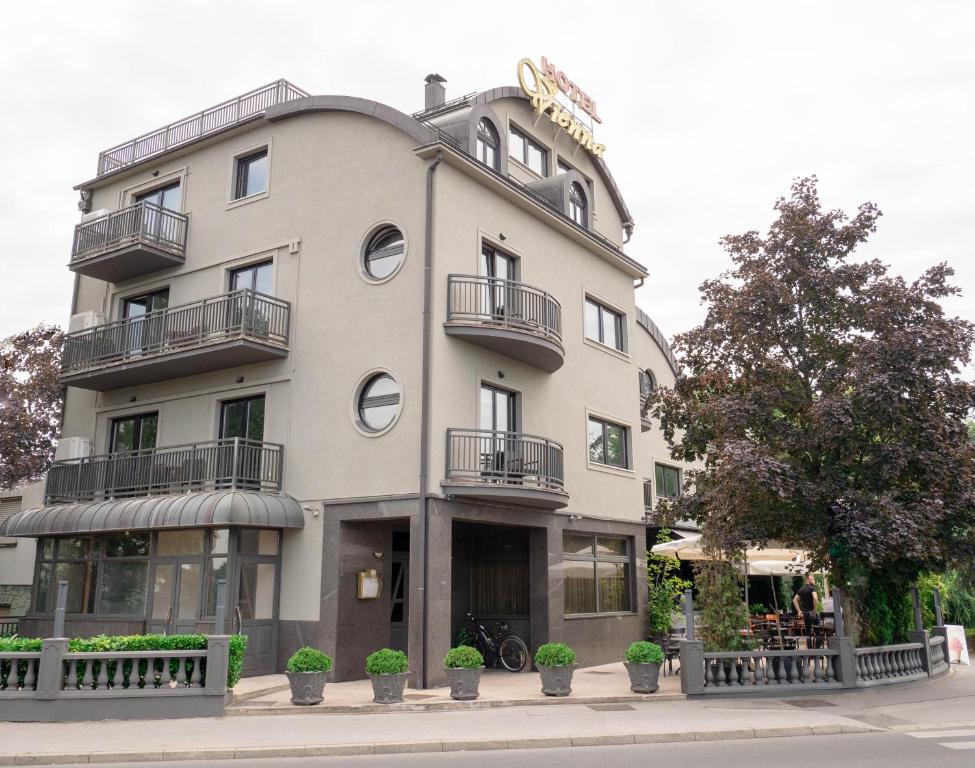 un gran edificio blanco con balcones en una calle en Hotel Vienna, en Zagreb