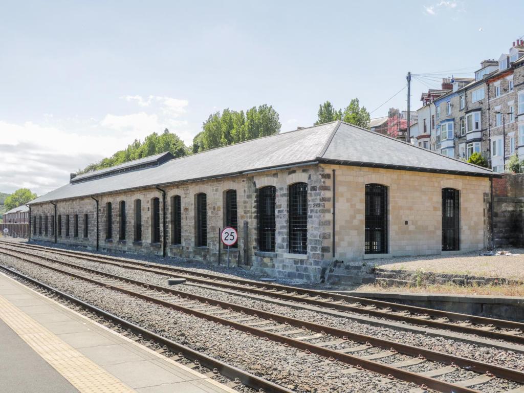 ウィットビーにあるEvening Star Engine Shedの線路上の建物のある鉄道駅