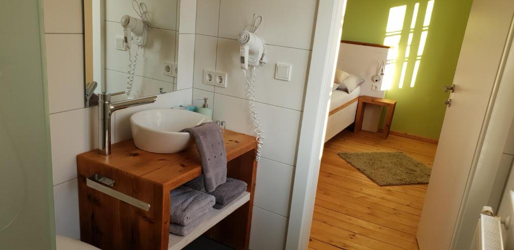 Koupelna v ubytování Schlosstaverne Lunz