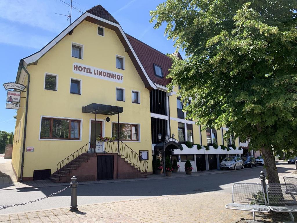 莫斯巴赫的住宿－Hotel Lindenhof，一座黄色的大建筑,设有酒店入口