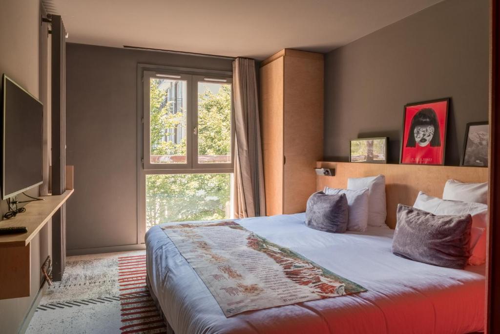 Postel nebo postele na pokoji v ubytování La Folie Douce Hotels Chamonix