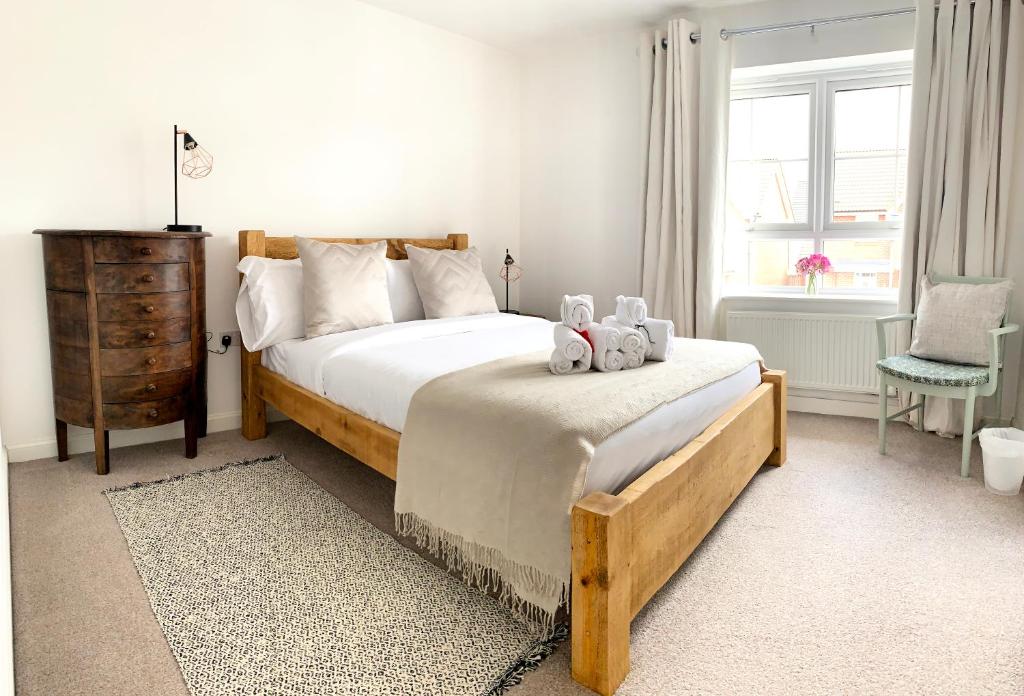 Un dormitorio con una cama grande con dos animales de peluche. en Home Crowd Luxury Apartments- Auckley House en Doncaster
