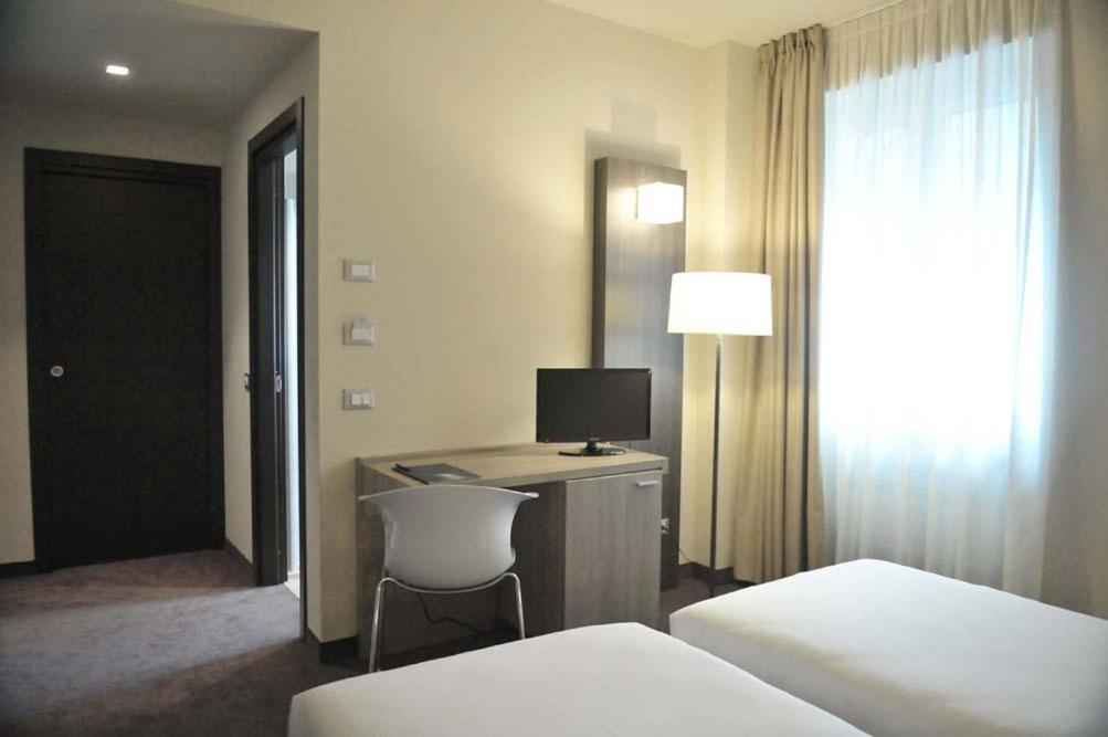 Łóżko lub łóżka w pokoju w obiekcie HLL Hotel Lungolago Lecco-Como Lake