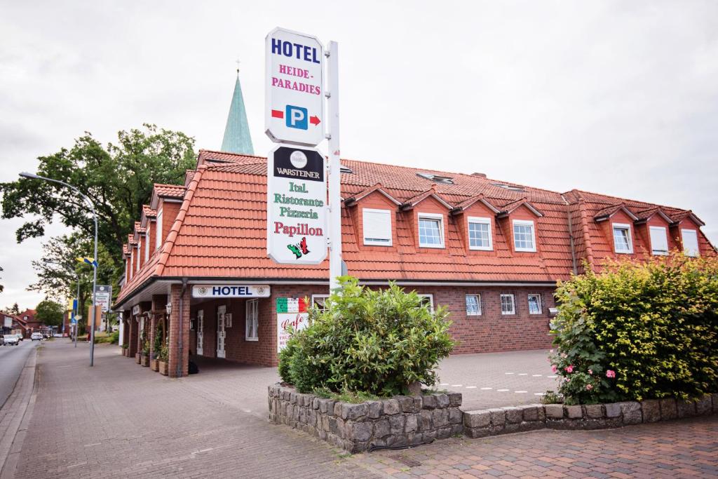 una señal frente a un edificio en una calle en Hotel Heideparadies, en Soltau