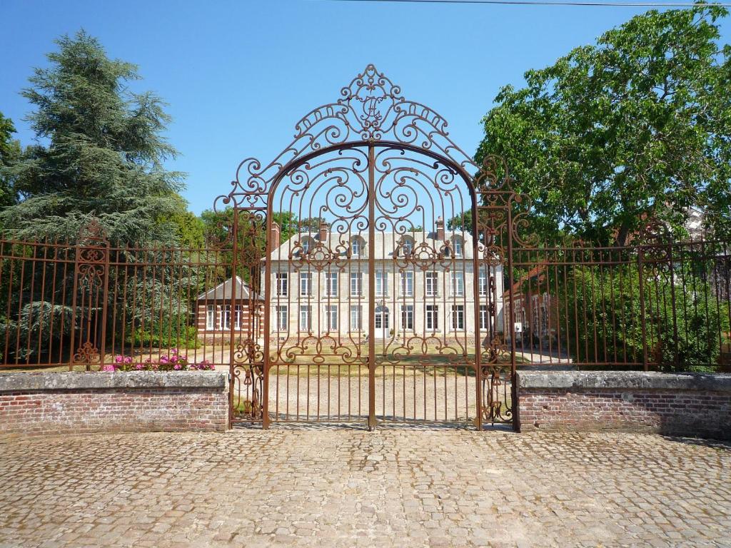 una puerta metálica ornamentada frente a un edificio en Château de Plessier-Roza, en Le Plessier-Rozainvillers