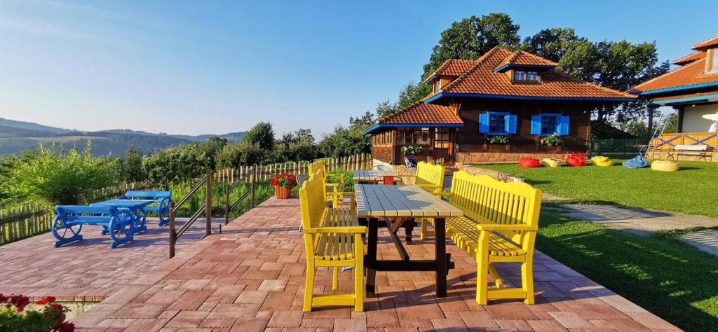 Nespecifikovaný výhled na hory nebo výhled na hory při pohledu z venkovského domu