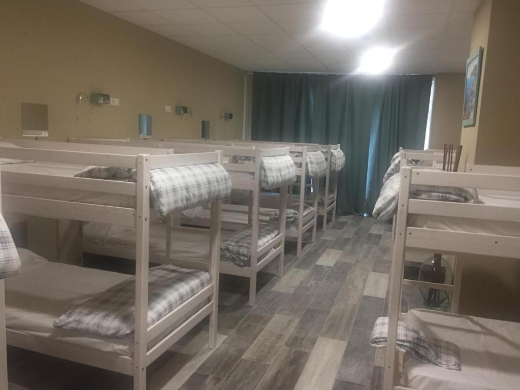 比韦罗Oli Vita Hostel ALBERGUE CON ENCANTO的宿舍间内的一组双层床