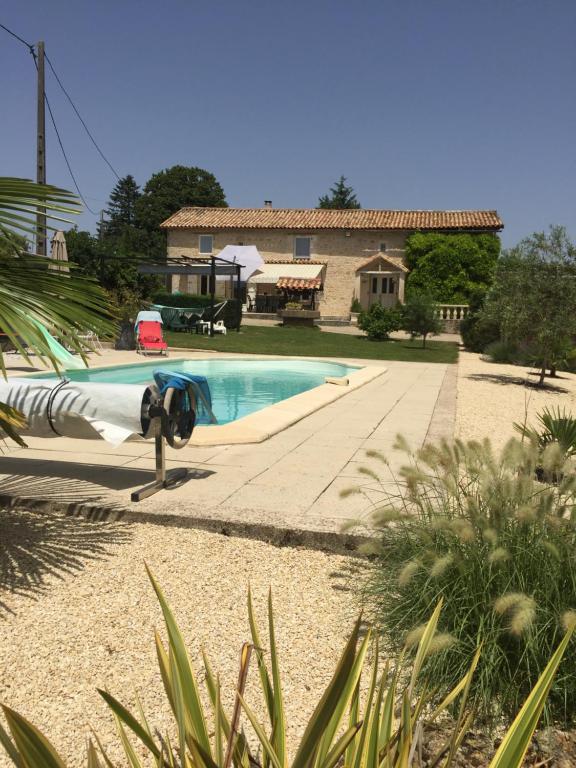 a swimming pool in front of a house at Chambre chez l'habitant dans Jolie maison de campagne in Céaux-en-Couhé
