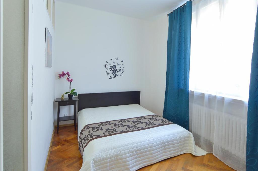 - une petite chambre avec un lit et une fenêtre dans l'établissement Modern Apartment Navrátilova II, à Prague