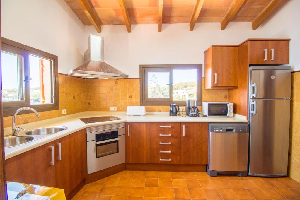 Кухня или мини-кухня в Beautiful private villa on the sea
